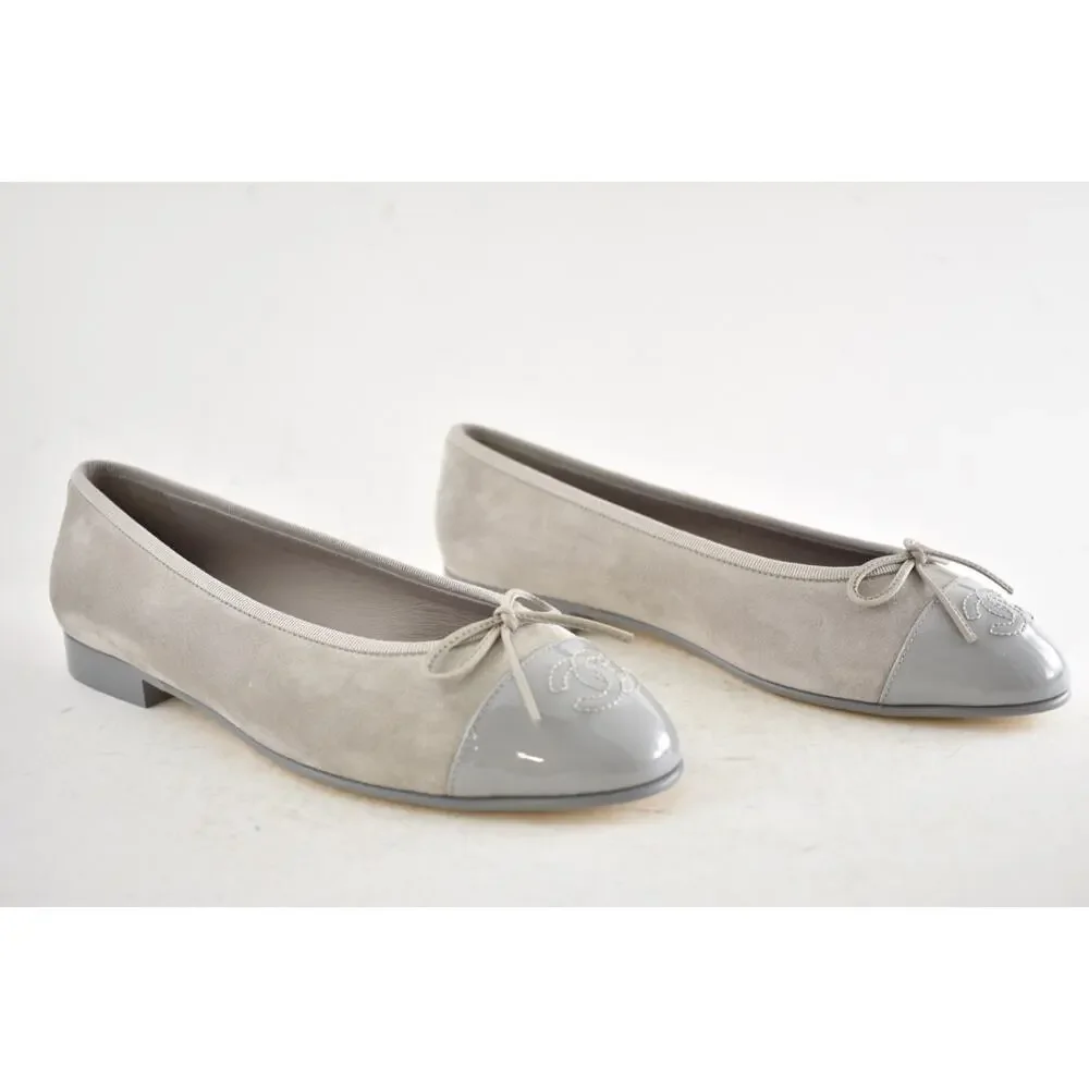 Chanel 26A Gray Suede Patent Leather CC Logo Bow Tie Ballet Ballerina Flat 38.5